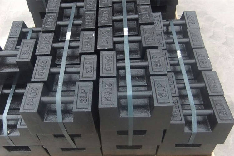 使用标准砝码的质量至少为量程的一半